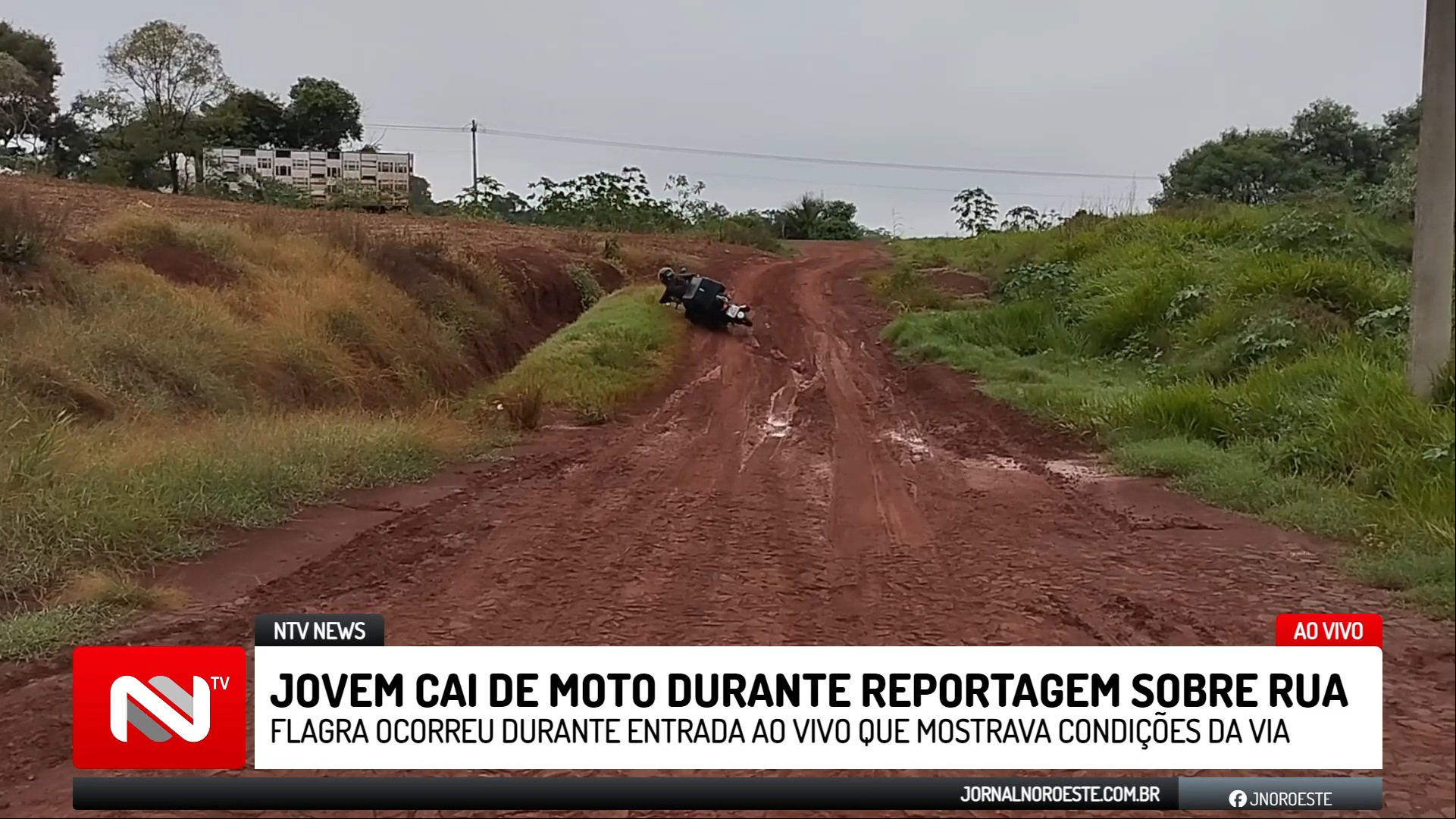 Jovem cai de moto durante reportagem sobre rua